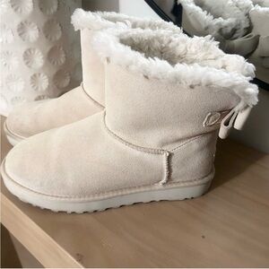 UGG Mini Bailey Bow Suede Bow Cream Size 6